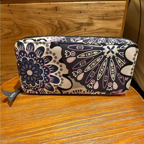 Vera Bradley Large Travel Pill Case Lisbon Medallion Cool no plastic containers - Picture 1 of 12